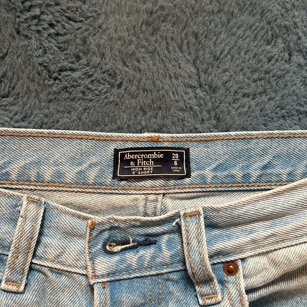 Abercrombie & Fitch High Rise Shorts - Picture 2 of 3